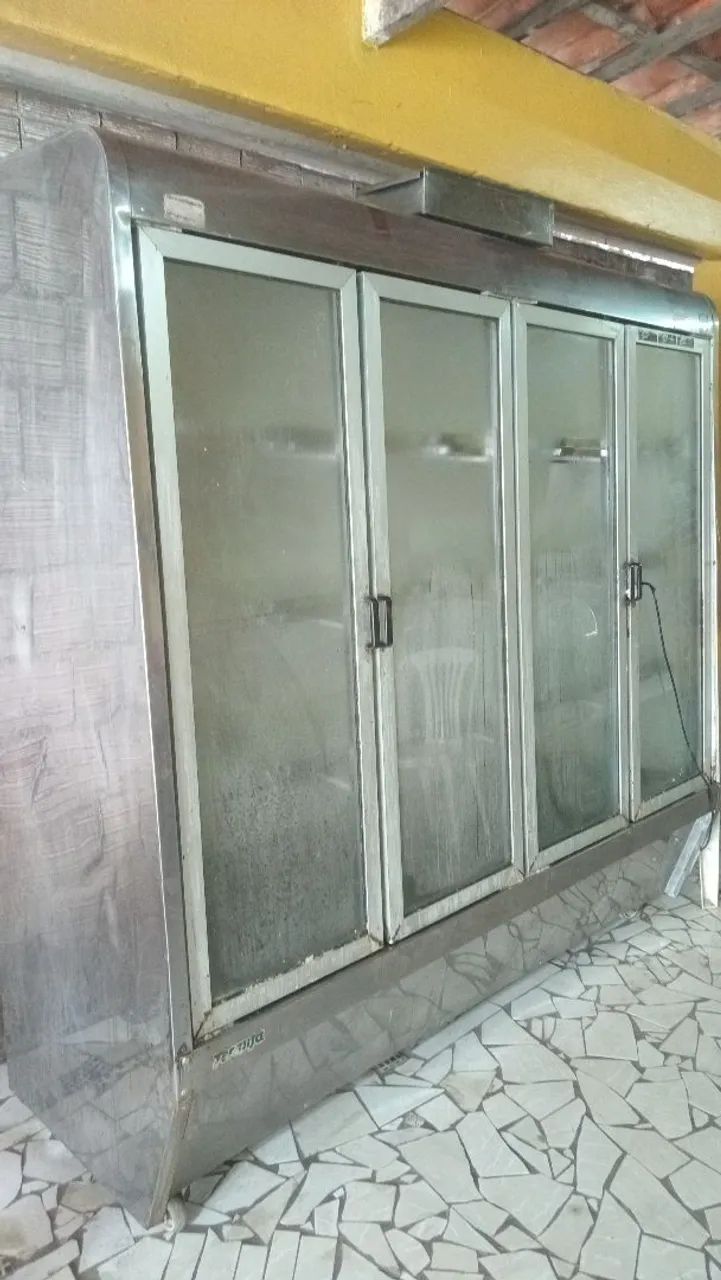 Vende-se expositor funcionando perfeitamente 