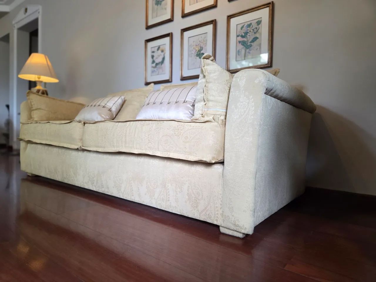 Sofá Clássico Bege-Champanhe em Tecido Jacquard. Elegante e Confortável. 3 lugares - Foto 4