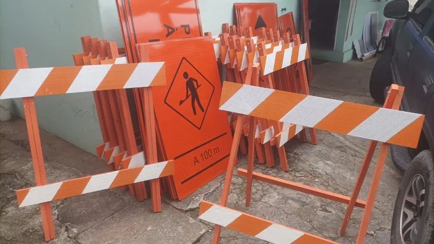 placas e cavaletes para sinalização de obra - Foto 2