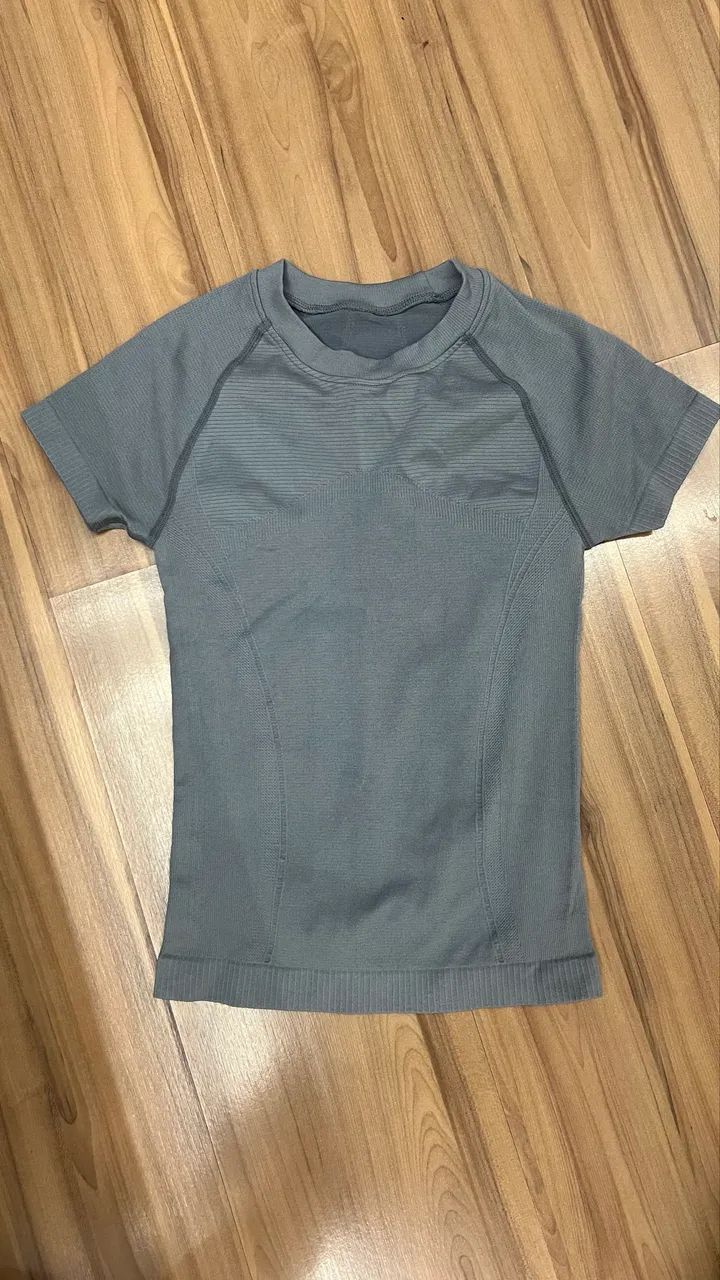 Camiseta Esportiva Feminina - Cinza Chumbo -Tam P - Nova - Foto 2