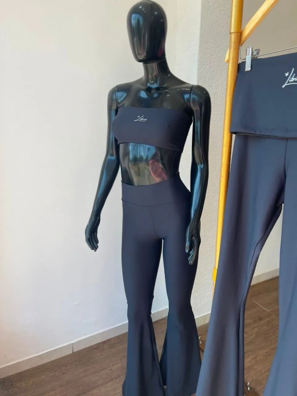 Manequim feminino preto com dois braços - Foto 2