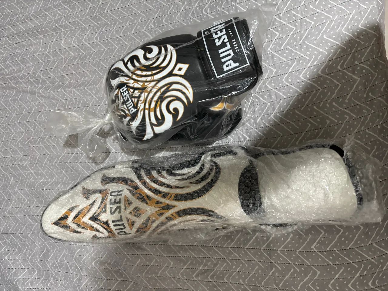 Luva e caneleira de muay thai Pulser 