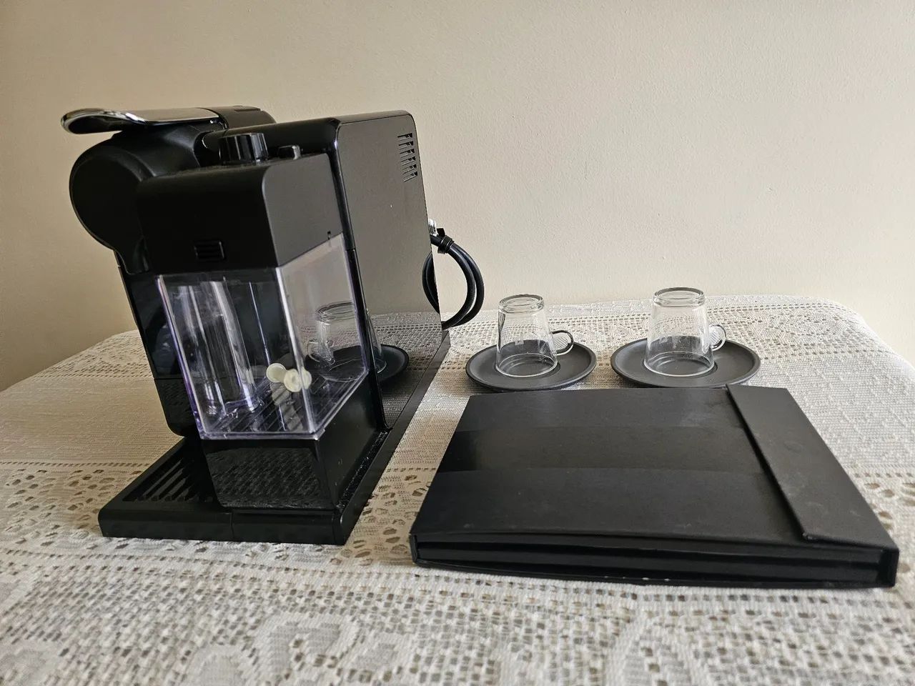Nespresso Cafeteira Lattissima One Preta 110V + Duas Xícaras