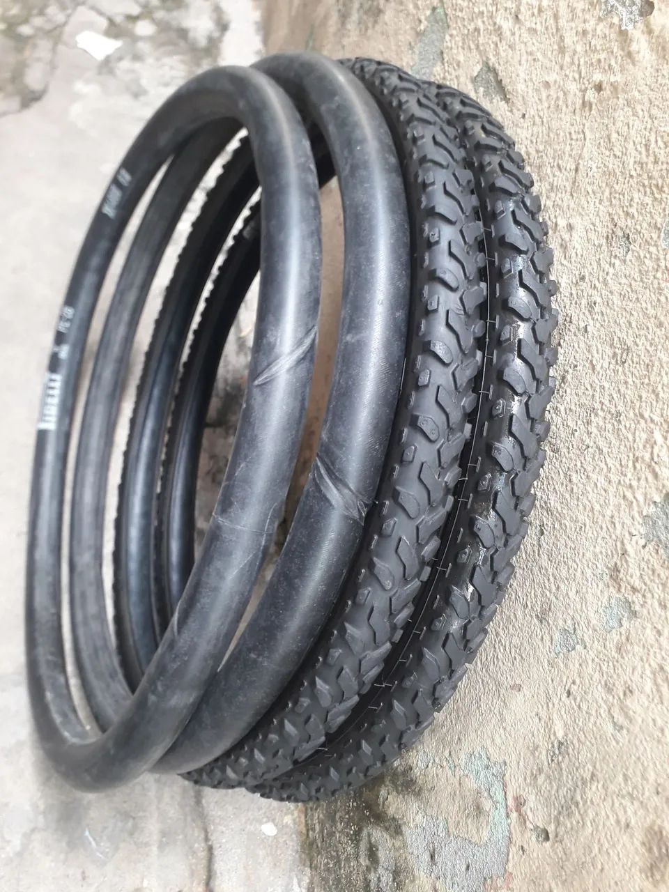 PAR DE PNEUS PIRELLI COM AS CÂMERAS DE AR