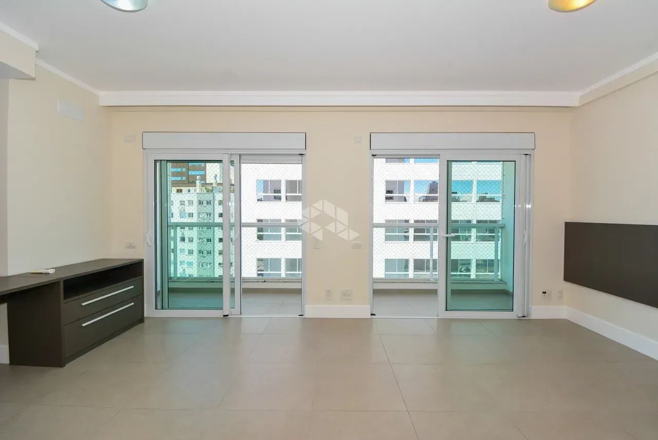 APARTAMENTO SEMIMOBILIADO COM 1 SUITE E LAZER COMPLETO NO CENTRO DE FLORIANÓPOLIS