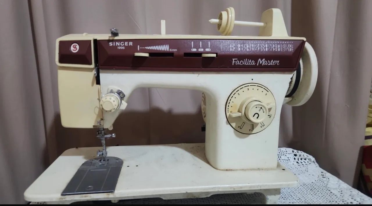 Máquina de costura e bordado 