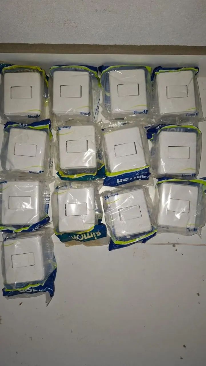 TOMADAS E INTERRUPTORES DE SOBREPOR 