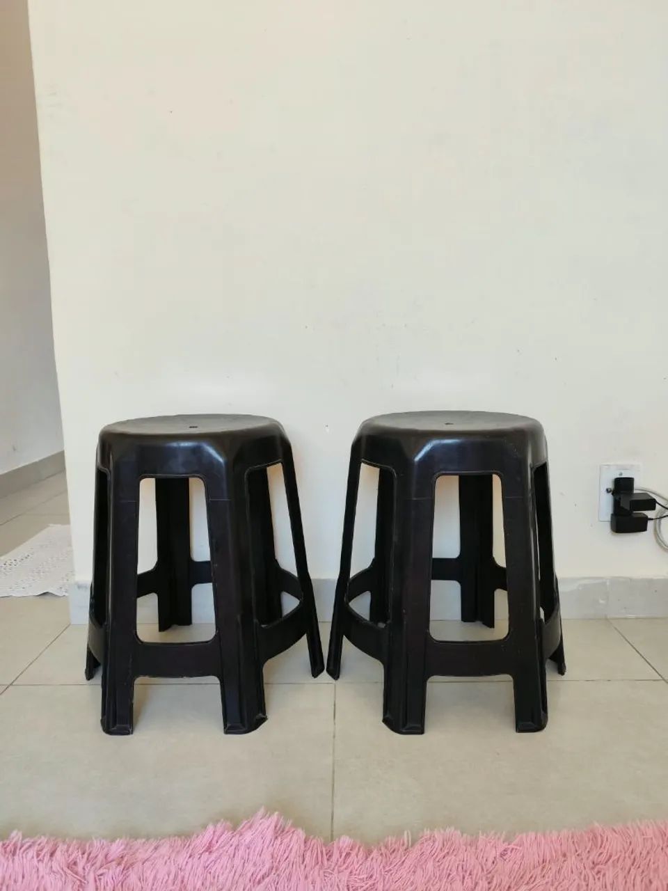Bancos de plástico pretos
