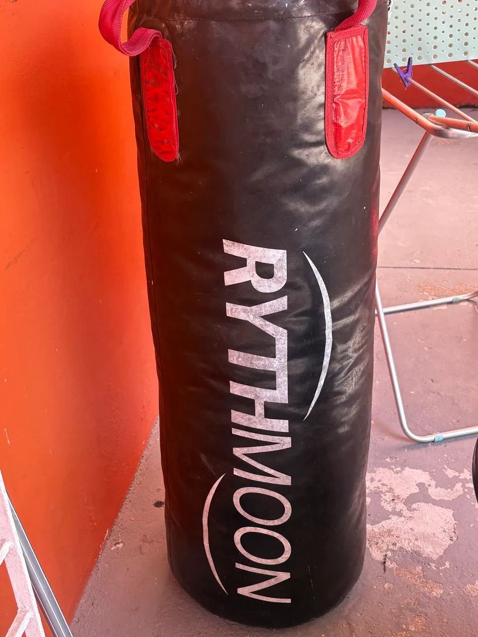 Saco De Boxe E Pancada mais acessórios luvas etc 110x40 Vazio Rythmoon (Preto)