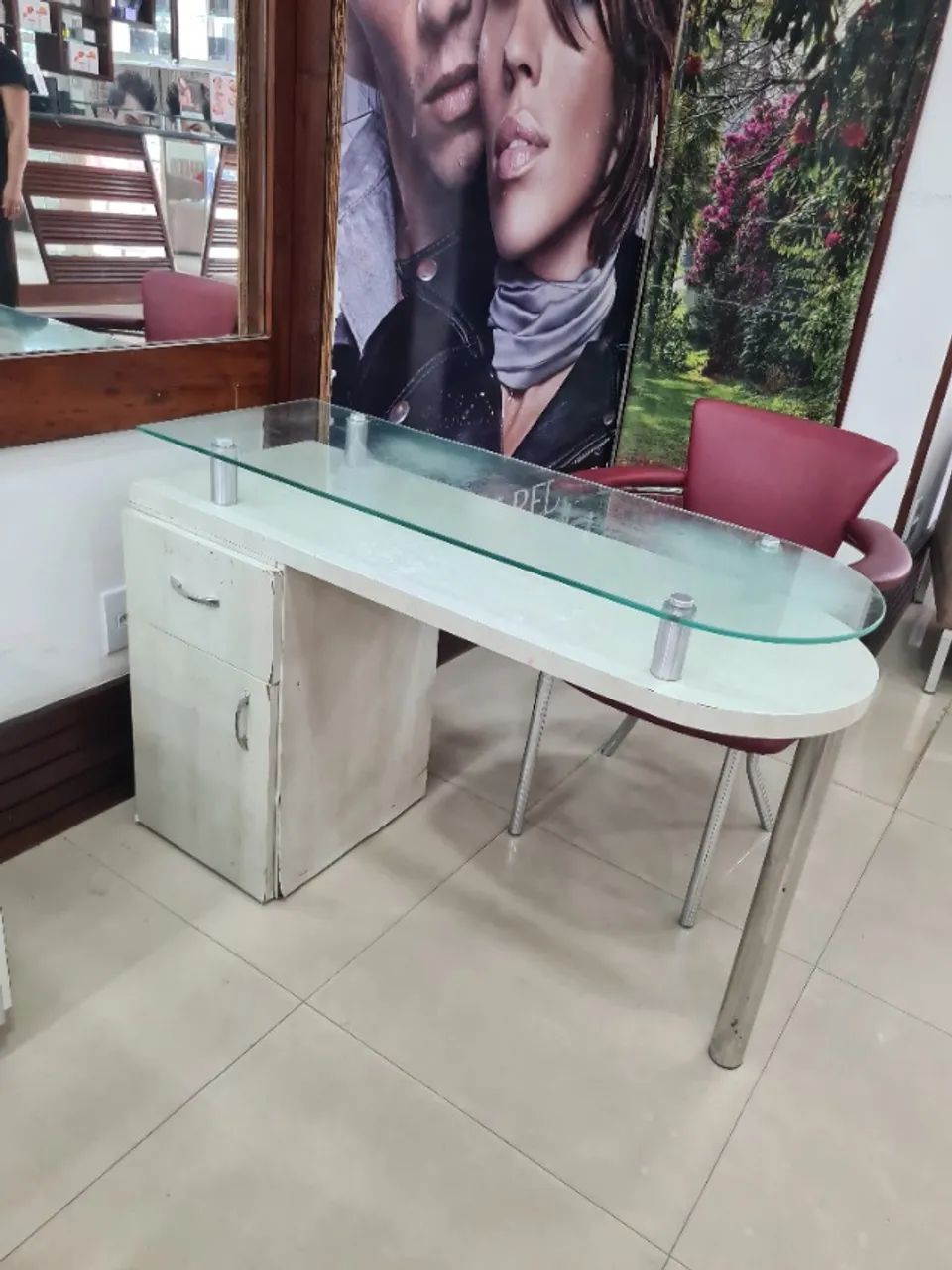 Mesa de manicure em mdf com tampo de vidro 