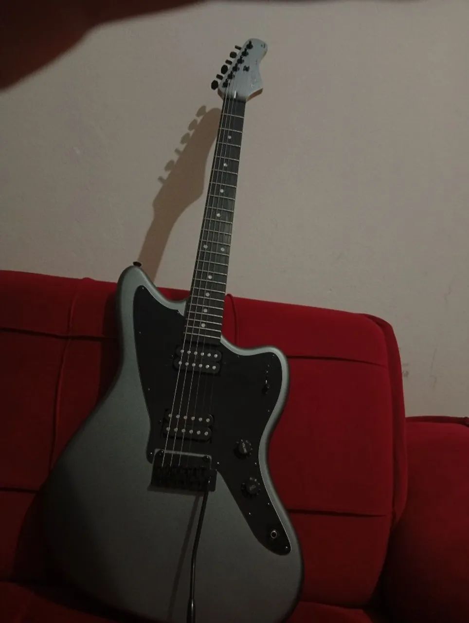 GUITARRA TAGIMA ESCALA ESCURA ESCUDO BK TW-62 MDSV ACOMPANHADA DE UM PEDAL DE EFEITOS - Foto 3