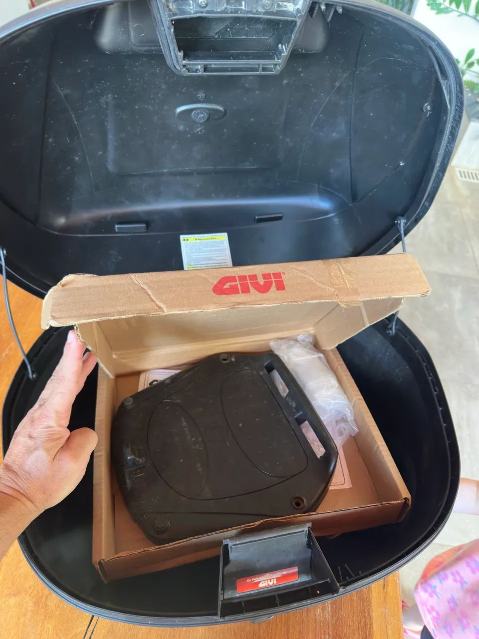 Baú Bauleto Moto Monolock E470n Simply 47 Litros - Givi Fumê - Foto 2