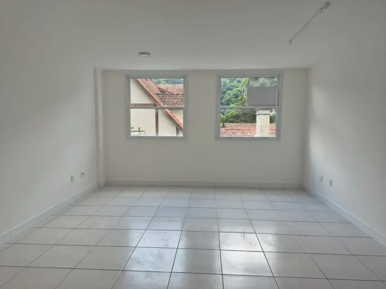 SALA PARA LOCAÇÃO COM 33M2 1 BANHEIRO E 1 VAGA  PETRÓPOLIS RJ - Foto 2