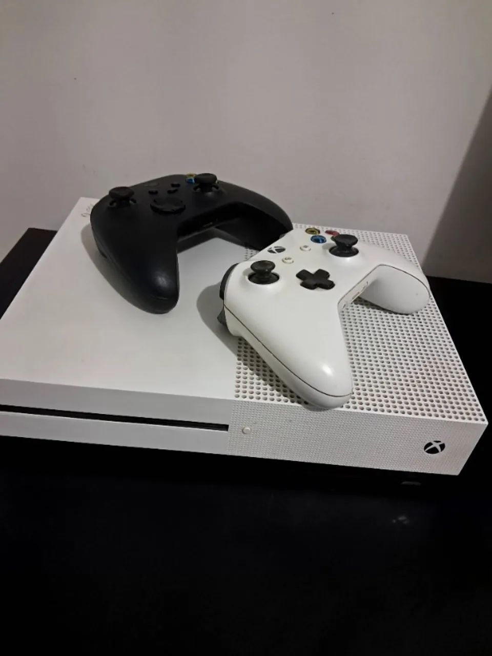 Xbox one S 1tb + 2 controles, possui caixa e cabos. Aceito propostas - Foto 2