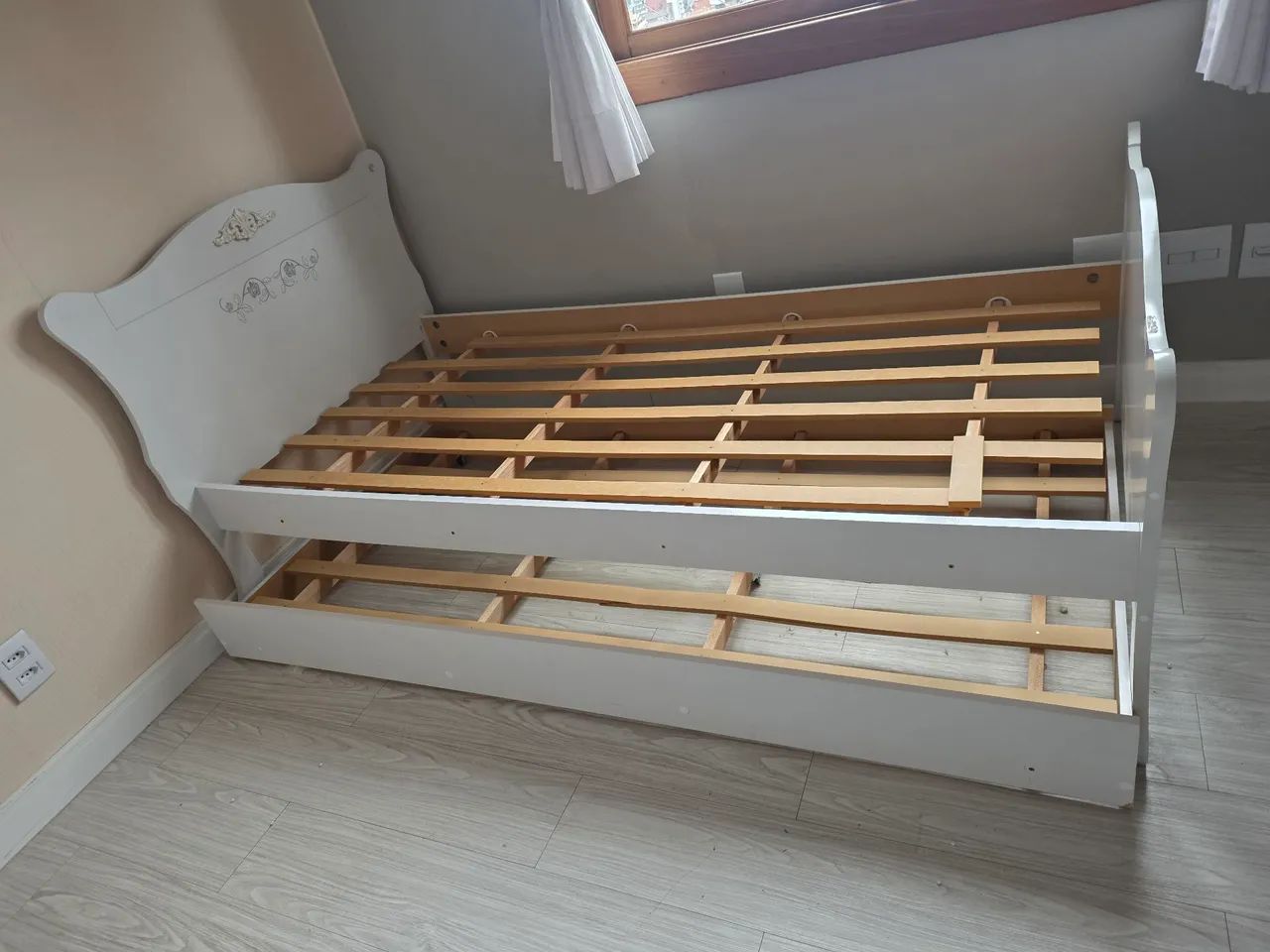 Cama de solteiro com auxiliar