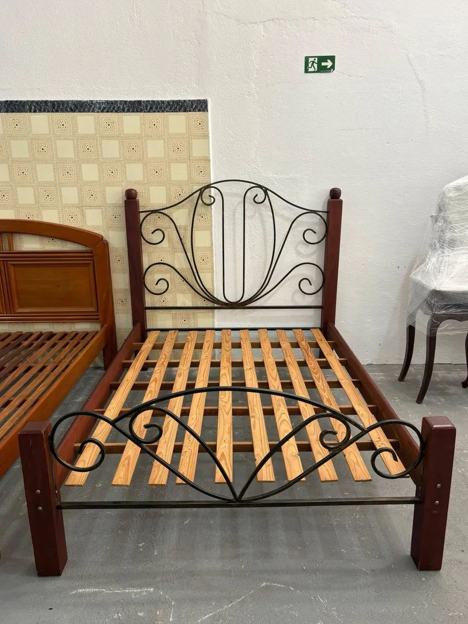 Cama de casal com pés e cabeceira de ferro - Foto 2