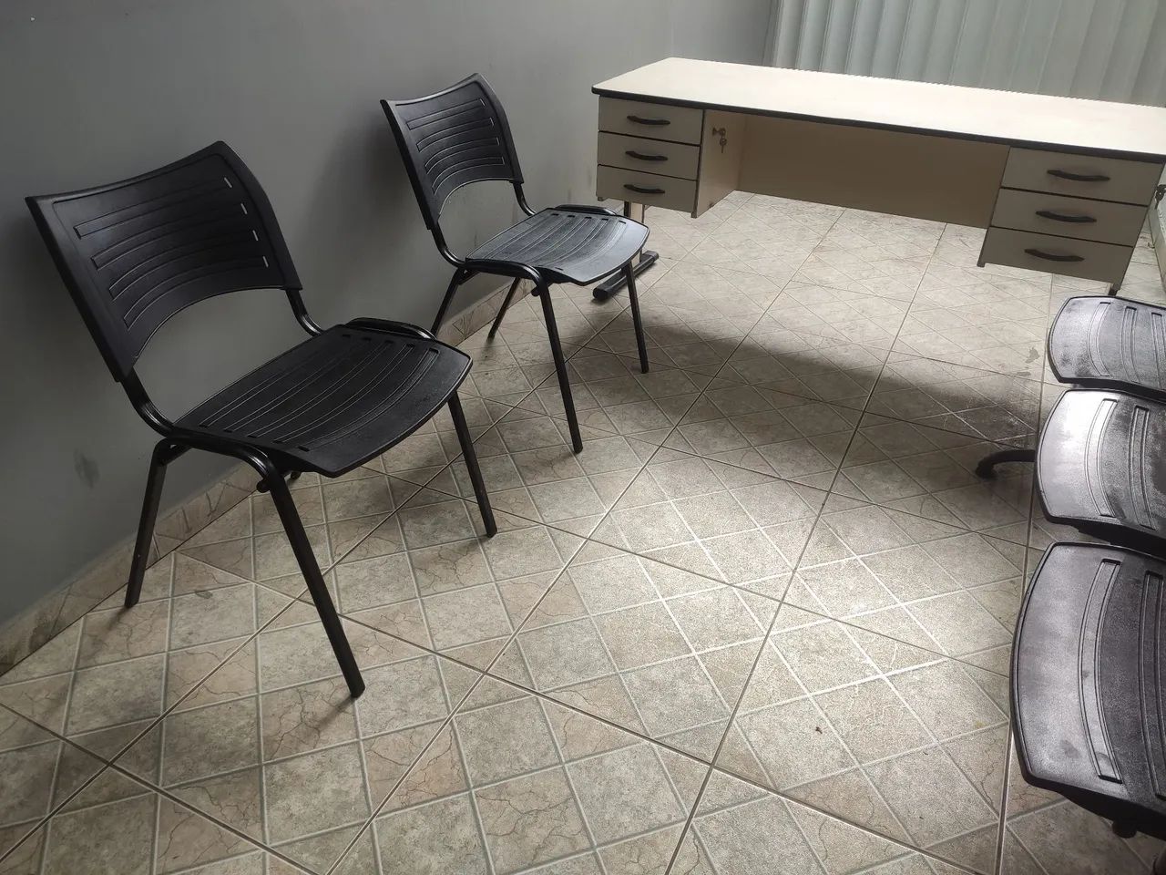 Mesa e cadeiras para escritório - Foto 3