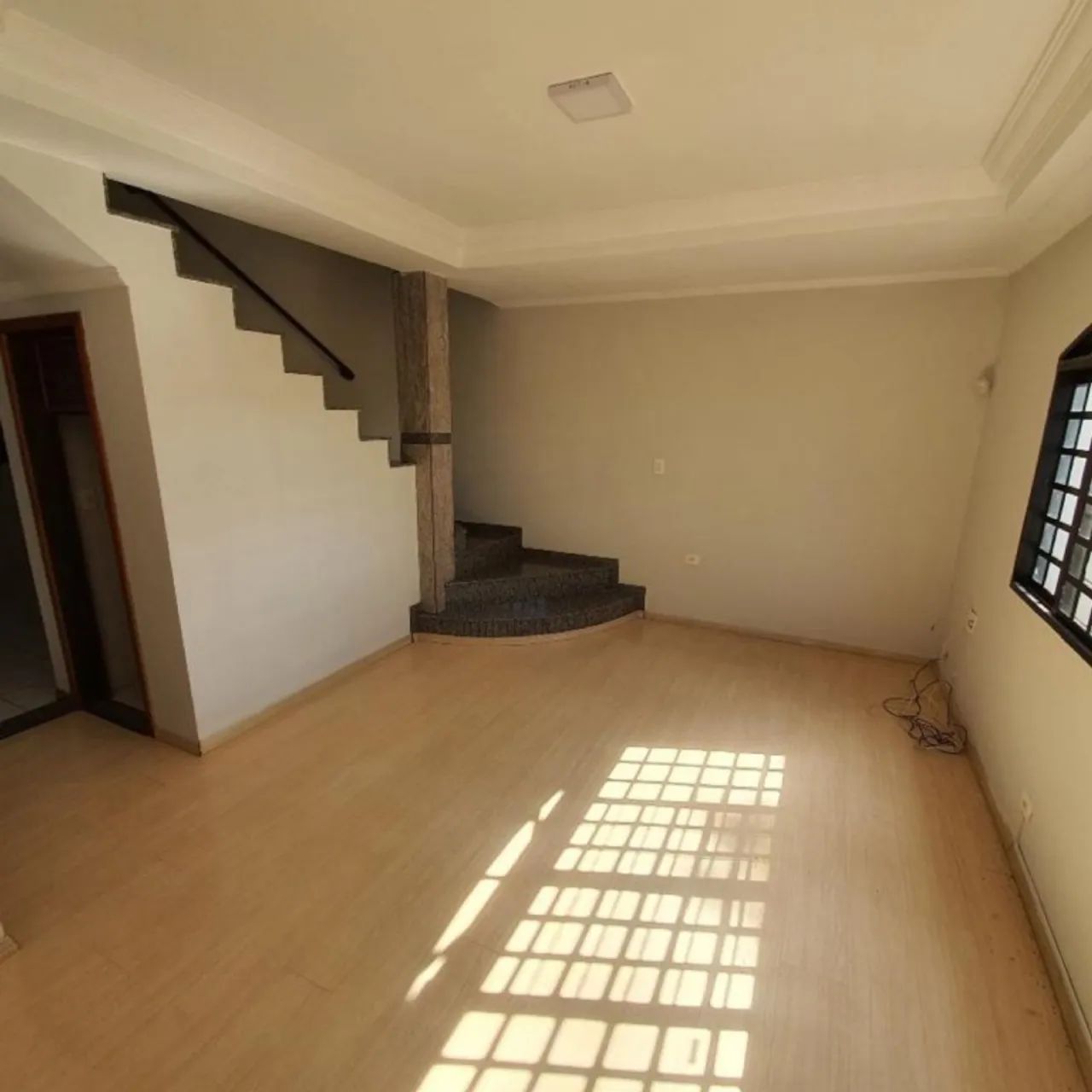 Sobrado com 4 quartos para alugar por R$ 3400.00, 188.00 m2 - ZONA 08 - MARINGA/PR - Foto 2