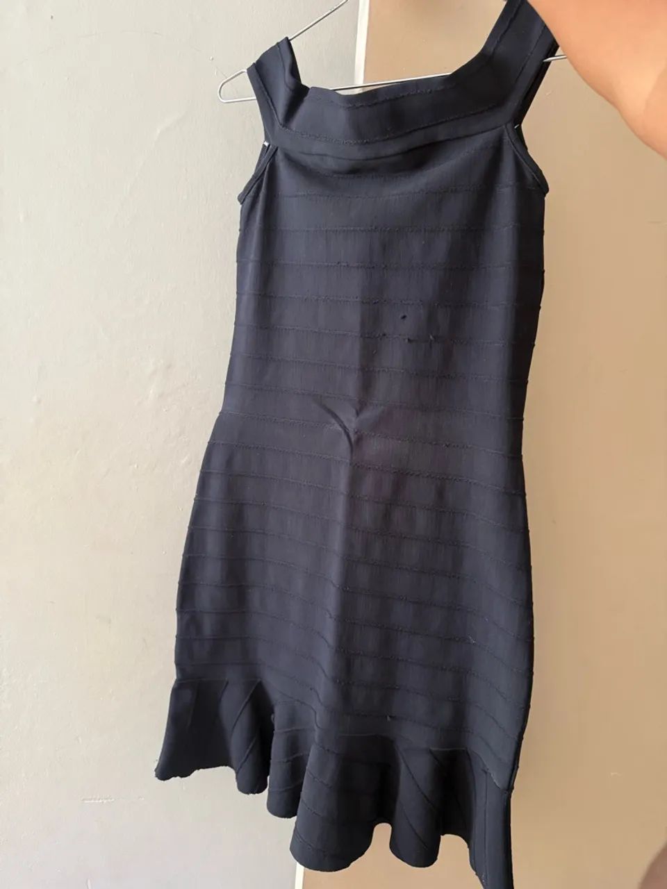 VESTIDO PRETO LANÇA PERFUME 