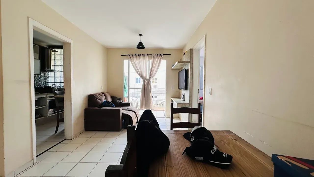 APARTAMENTO TERREO - 02 DORMITORIOS COM SACADA E GARAGEM COBERTA