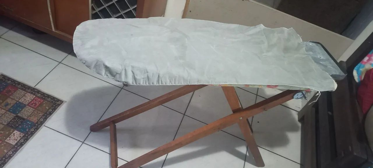 Tábua de Passar Antiga em Madeira Maciça Artesanal com marcas de uso no forro, com capa