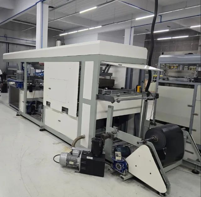 MÁQUINA VACUUM FORMING AUTOMÁTICA - ALTA PRODUÇÃO - FORNO DUPLO - EMBALAGENS - Foto 2