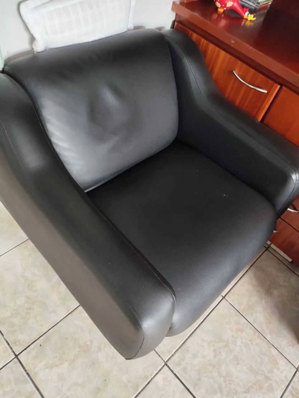 Conjunto Sofá 4 lugares e Poltronas de Couro / Conjunto elegante e atemporal  - Foto 3