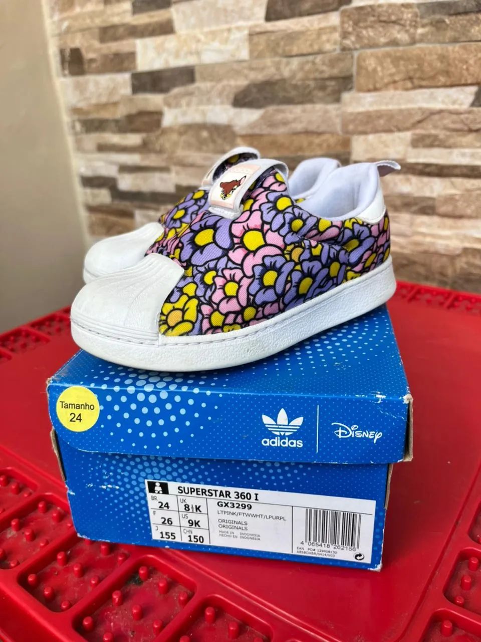 Tênis Adidas Superstar Disney TAM 24 edição limitada