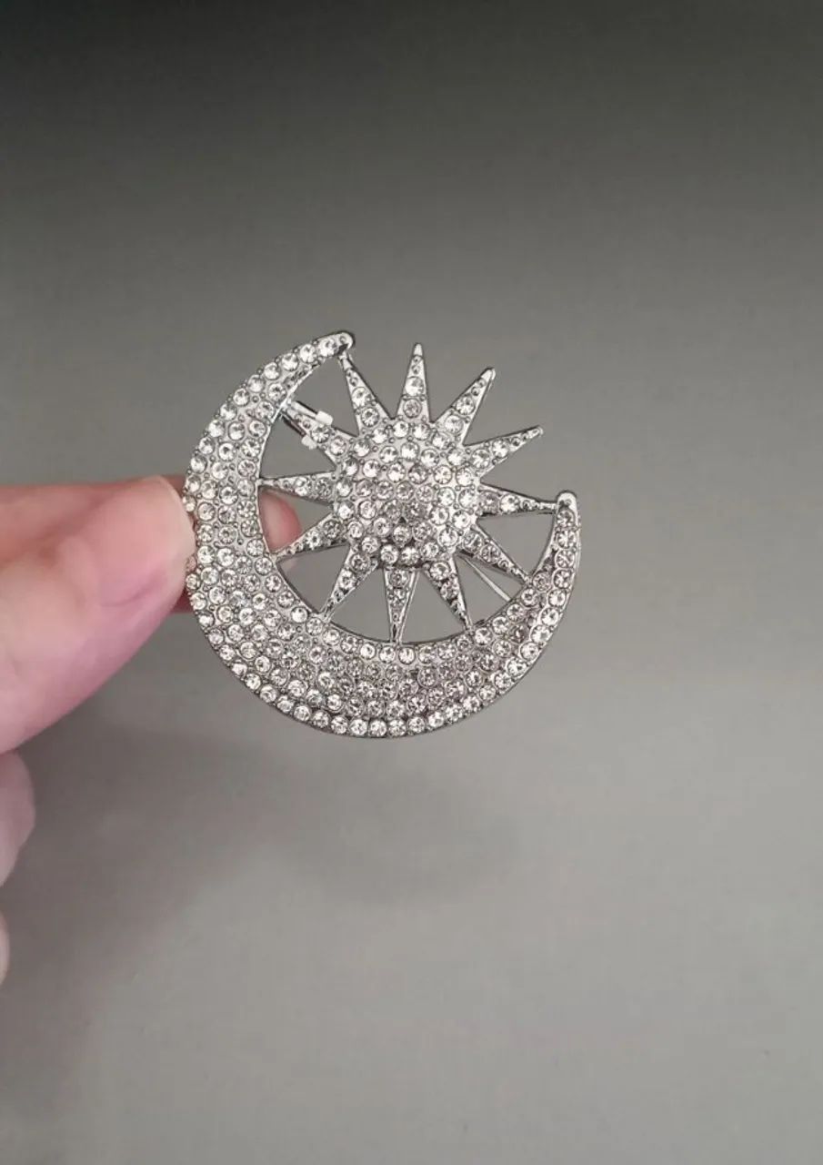 Broche de Lua e Sol Cor Prata com Strass (novo) - Foto 2