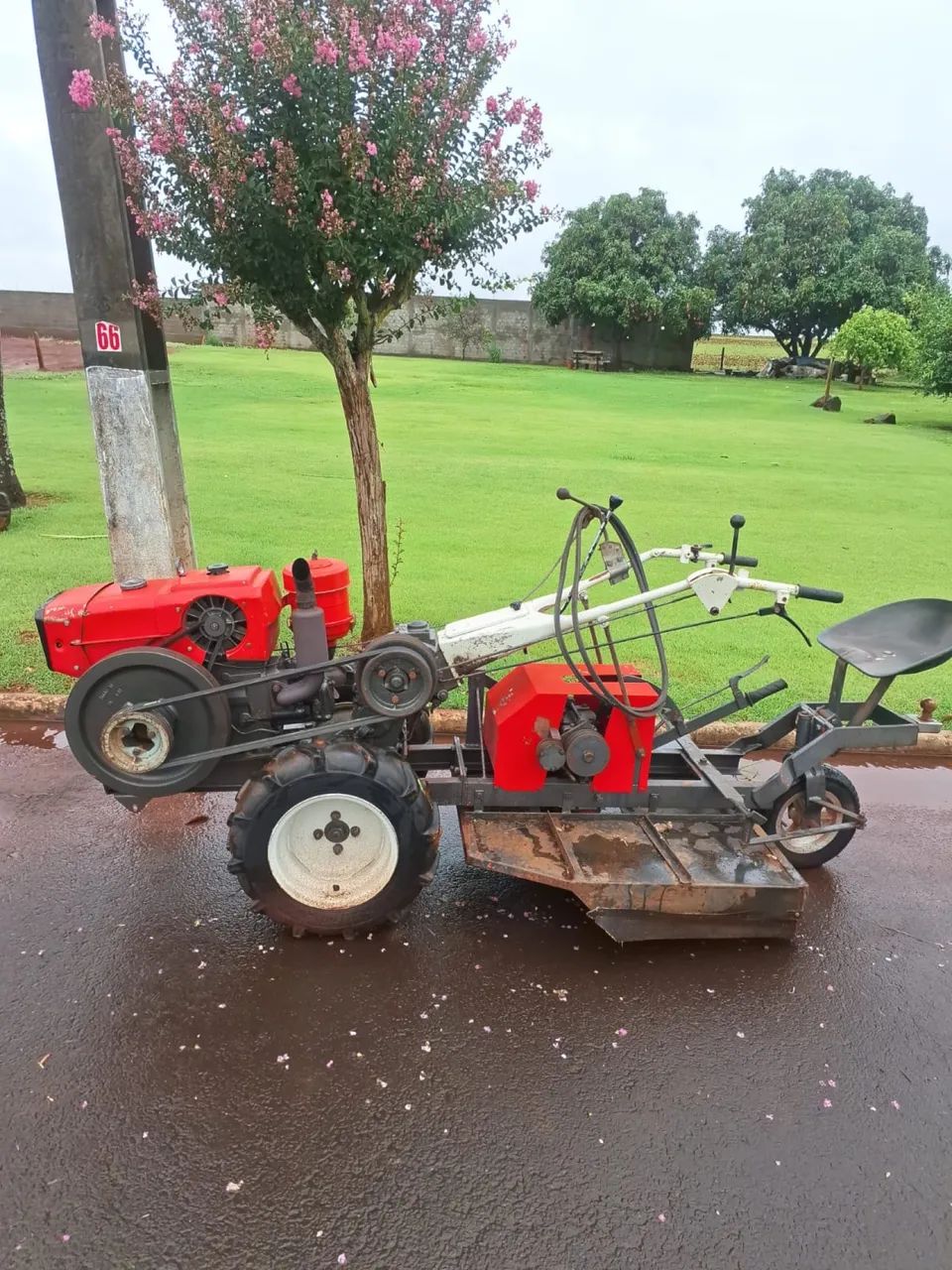 Vende-se trator Tobata Diesel com aparador de grama.