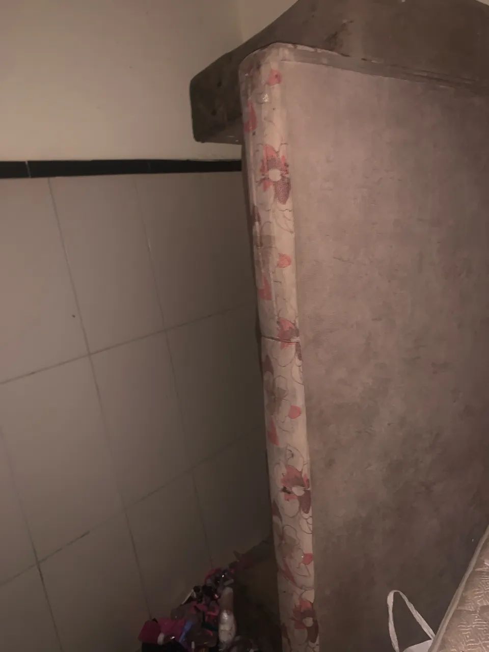 Vendo sofá de 3 lugares por 70$. Todo bom só precisa de uma limpeza geral - Foto 2