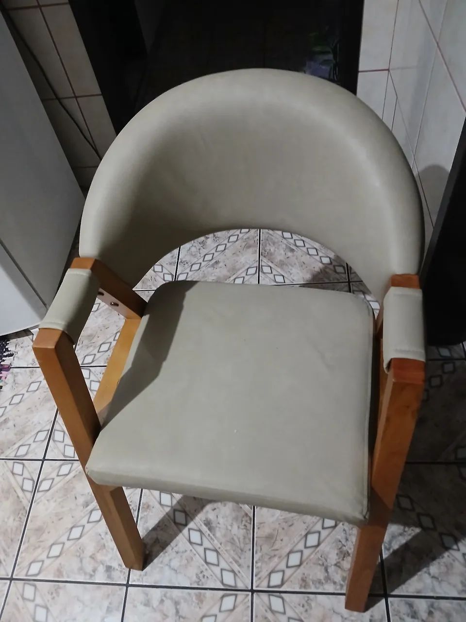 Cadeiras de madeira maciça. Cada R$ 490,00 - Foto 4