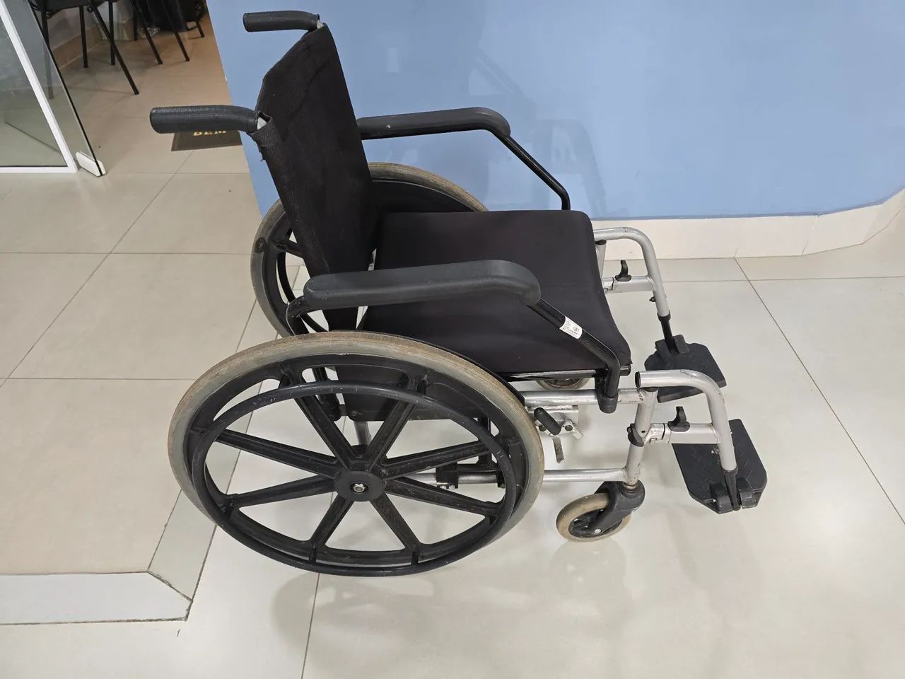 Cadeira de Rodas dobrável com almofada e braços escamoteaveis, solta as peseiras.
