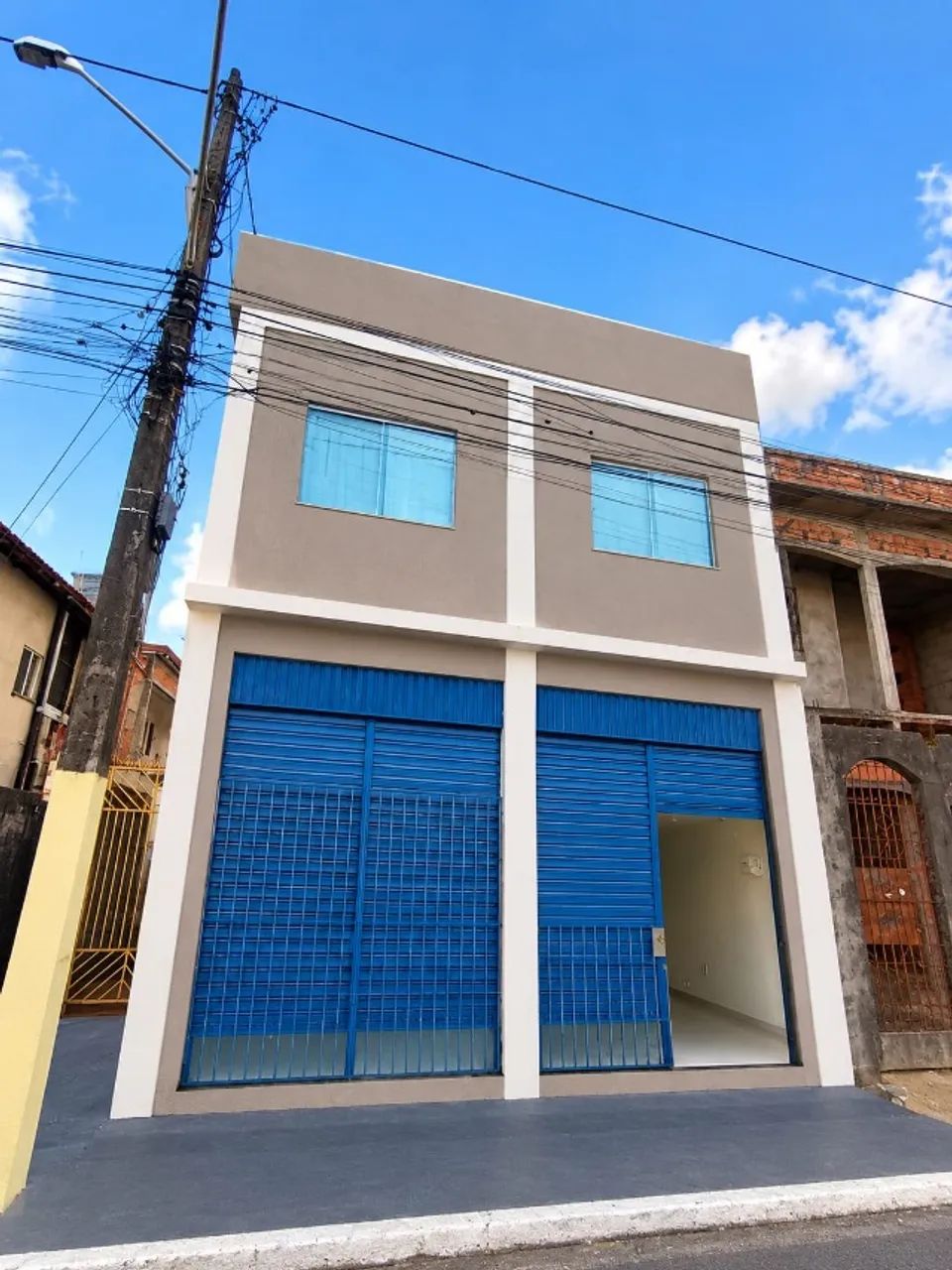 Prédio Comercial na Avenida Centenário - Benguí