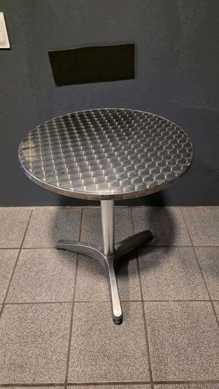 Jogo de mesa com 6 cadeiras de aluminio