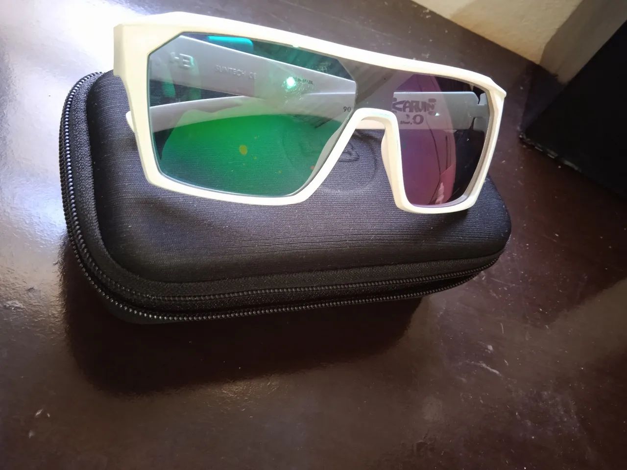 Vendo óculos HB carvin 