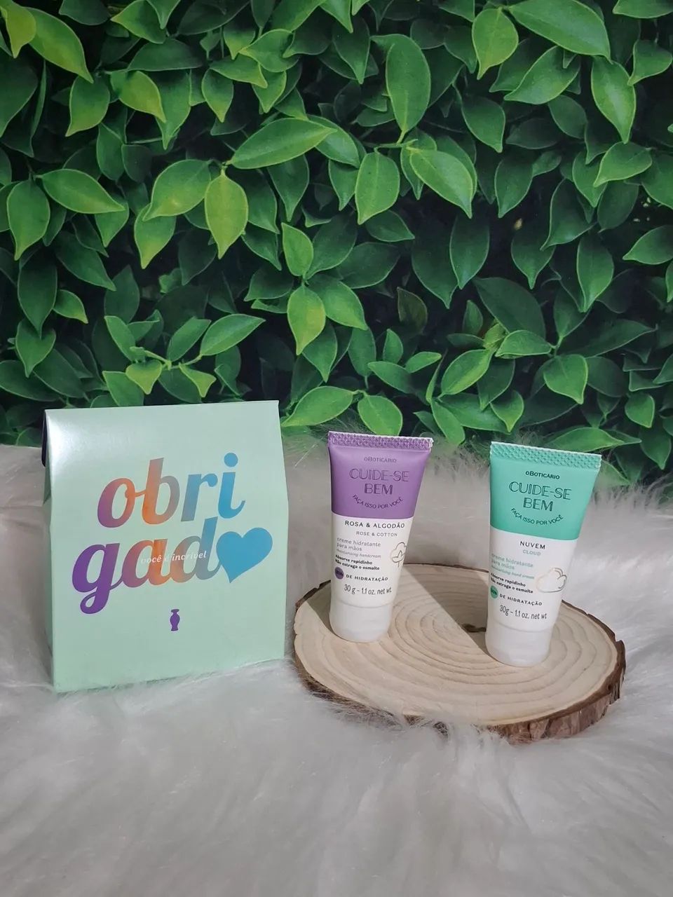 Kit com 2 cremes de mãos nas fragrâncias rosa e algodão e nuvem cloudde O Boticário 