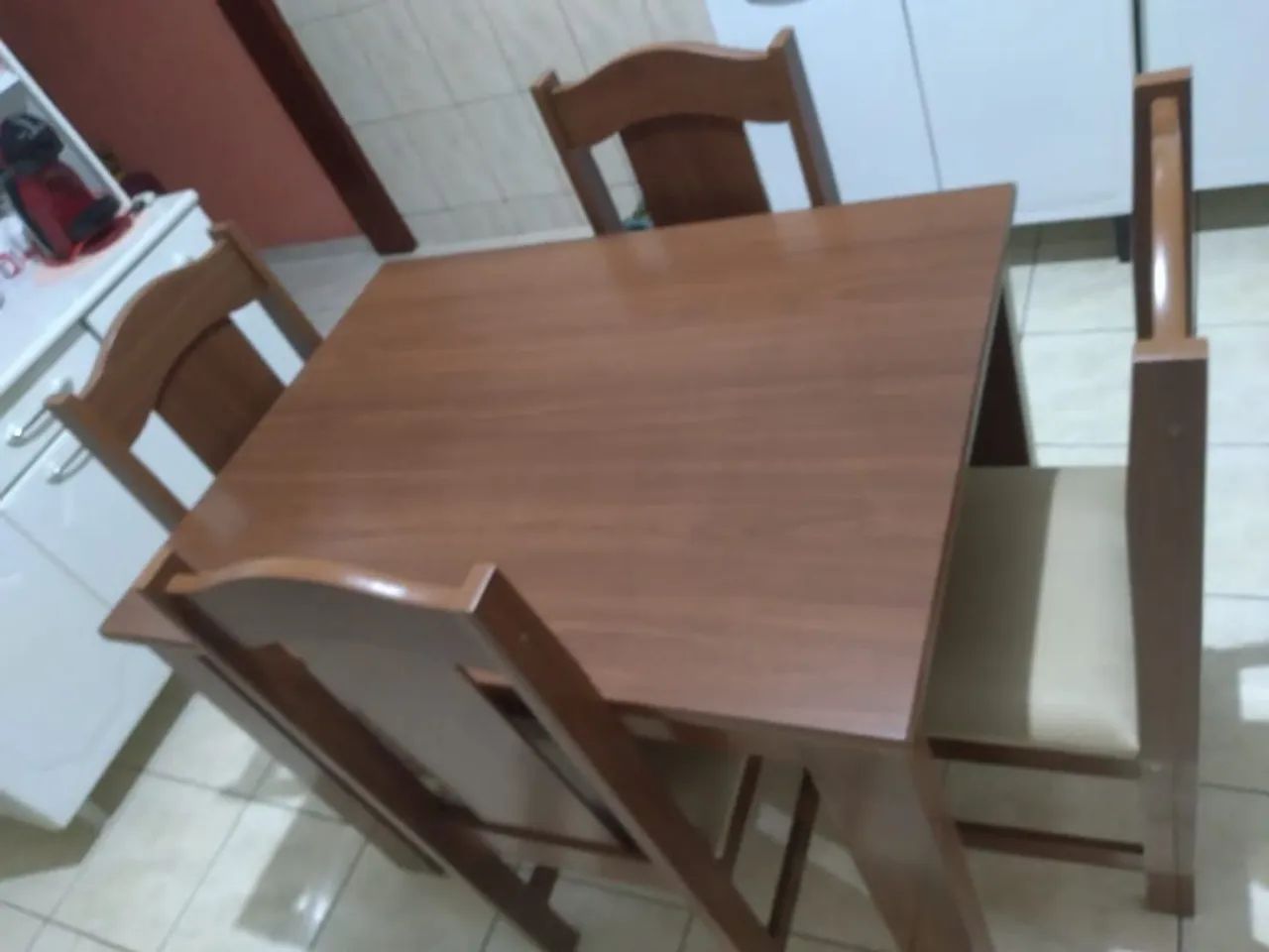 Vende se uma mesa com 4 cadeiras 