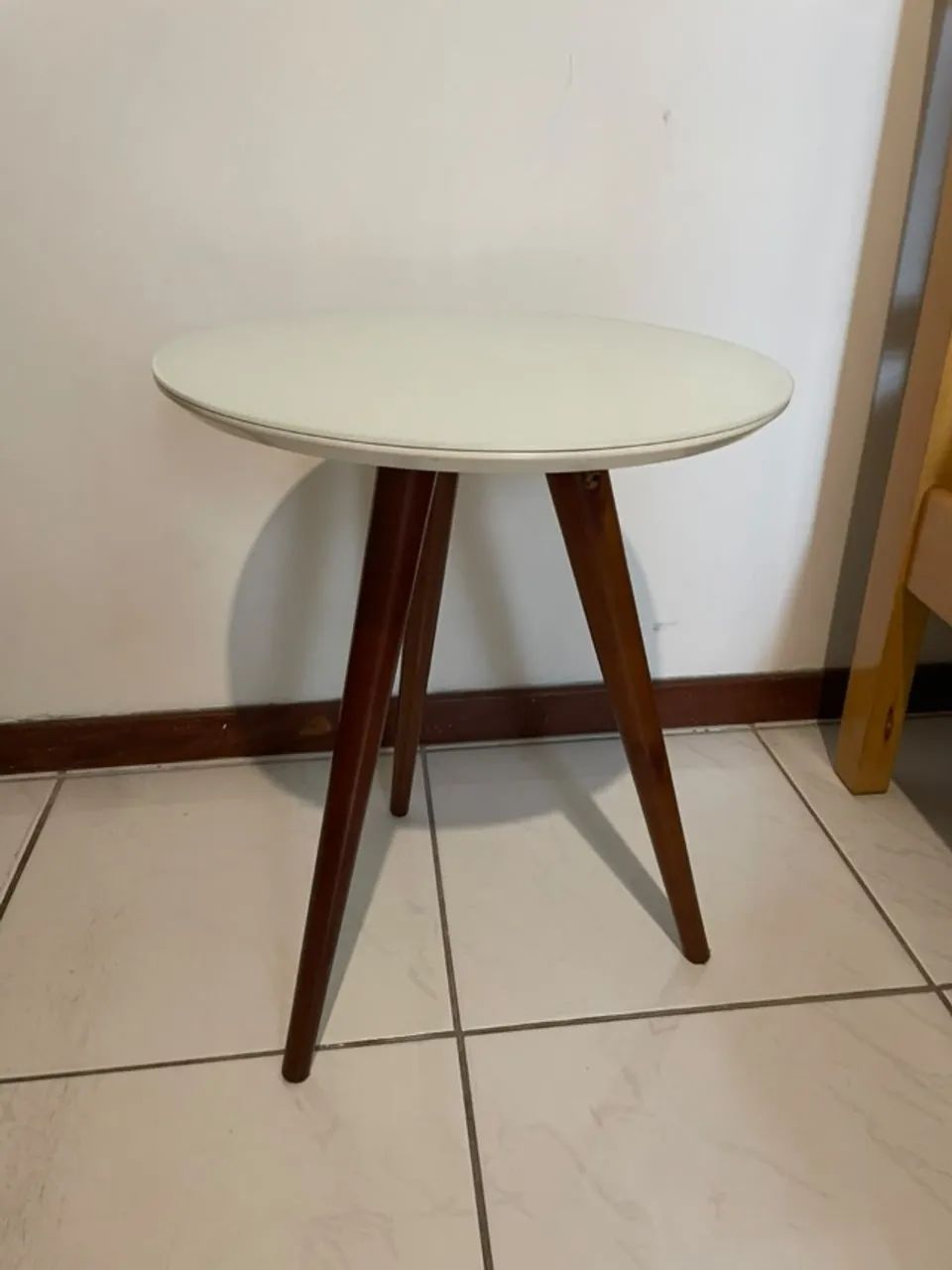 Mesa de apoio redonda com pé palito