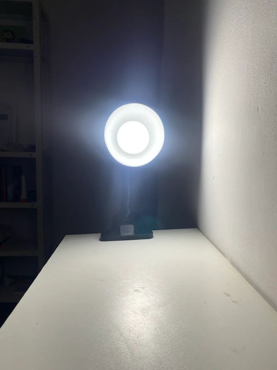 Iluminária de Mesa com Garra