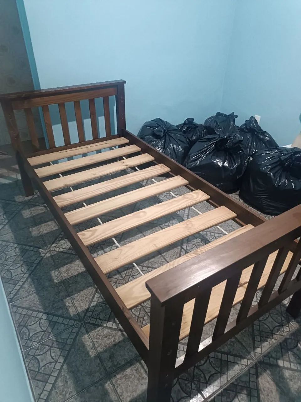 Cama solteiro em madeira.
