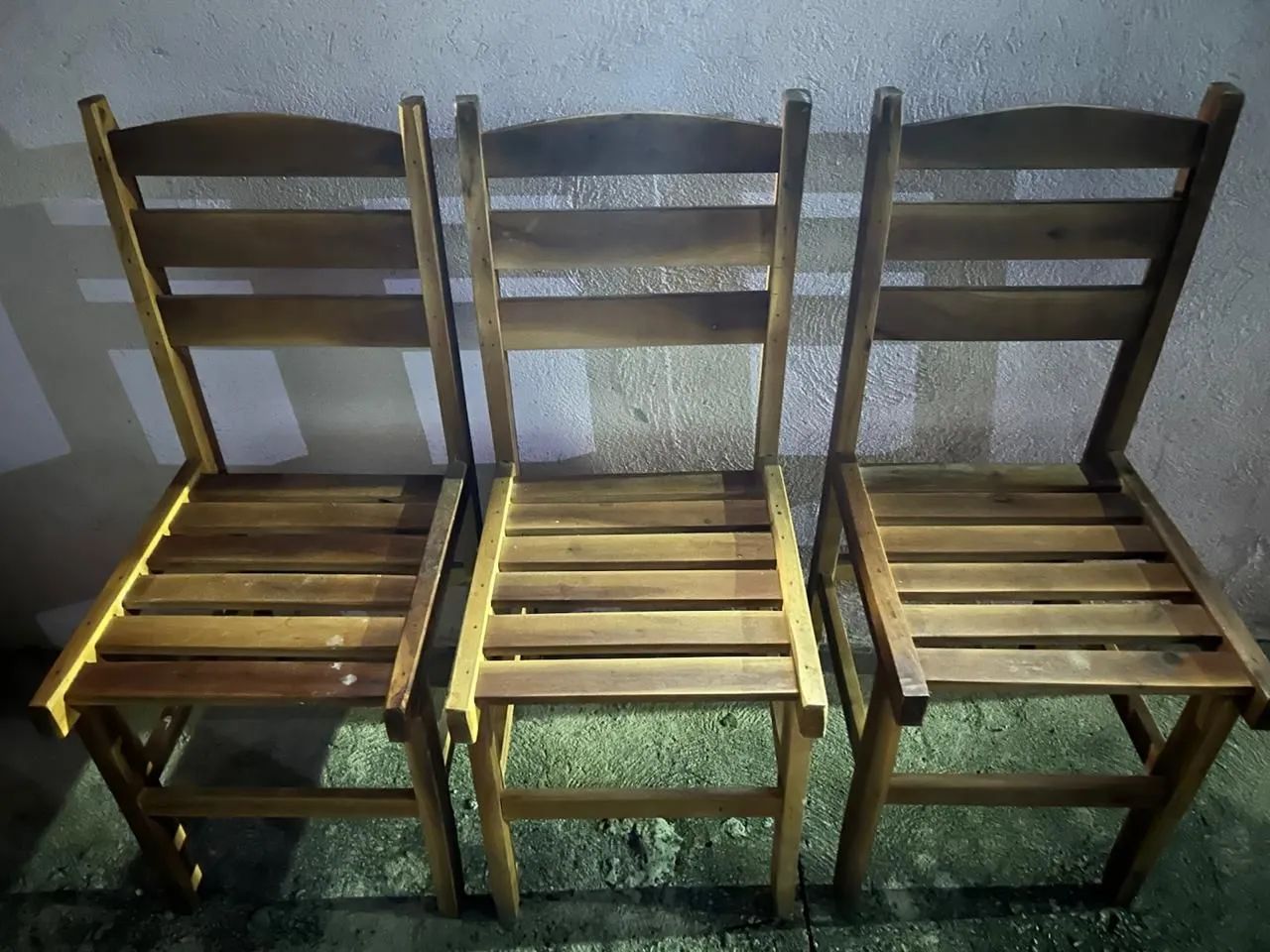Vendo está mesa e 4 cadeiras de madeira - Foto 2
