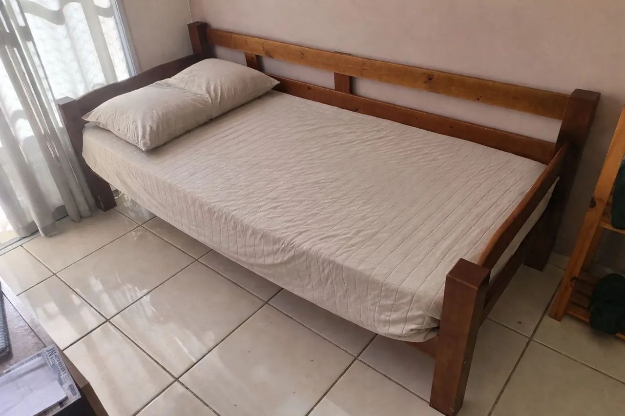 Sofá-cama de madeira + Colchão 