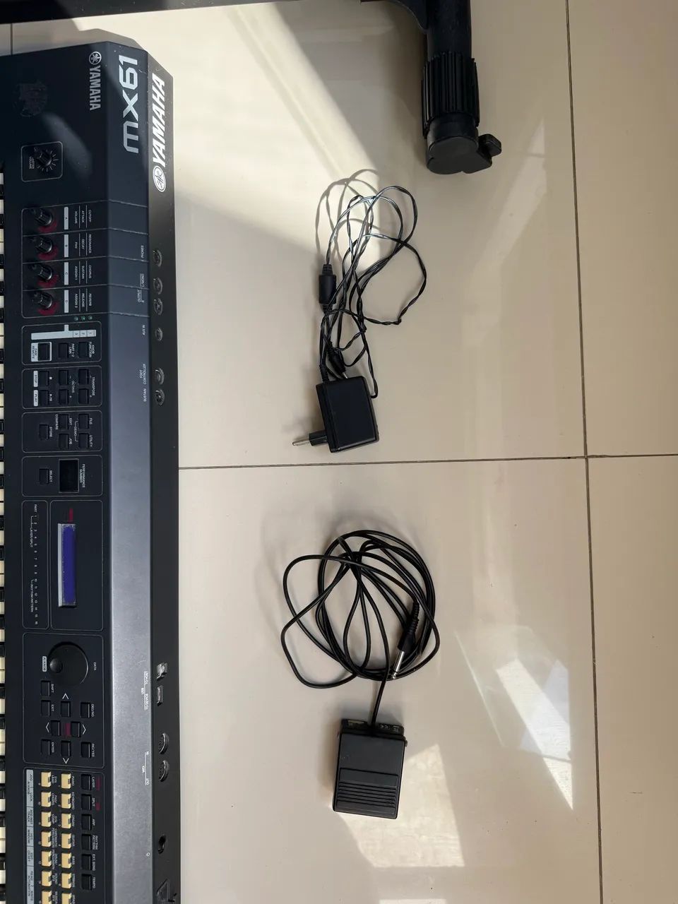 Teclado Yamaha MX61+ caixa e tripé - Foto 4