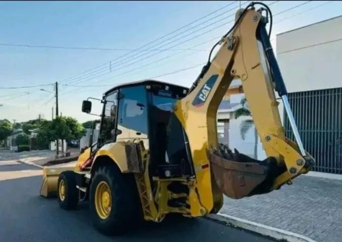 Retroescavadeira Caterpillar 2016