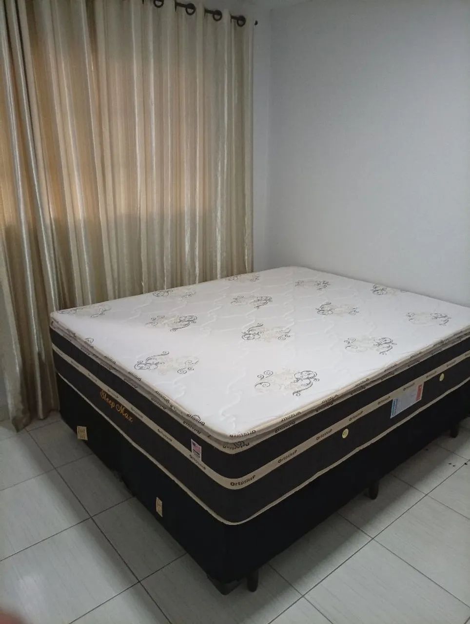 Cama Queen. Cama bem alta 