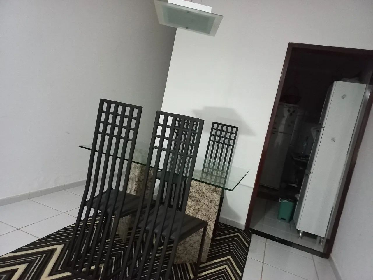 LindaMesa de jantar com base em granito e tampo de vidro espesso e 4 cadeiras modernas  - Foto 4