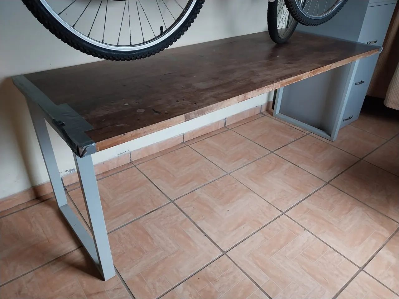 Mesa em MDF com Base de Ferro