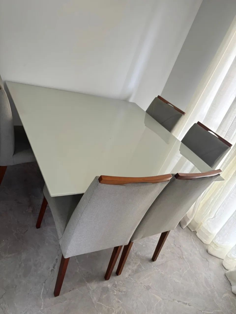 Mesa com 6 cadeiras e tampo branco  - Foto 2