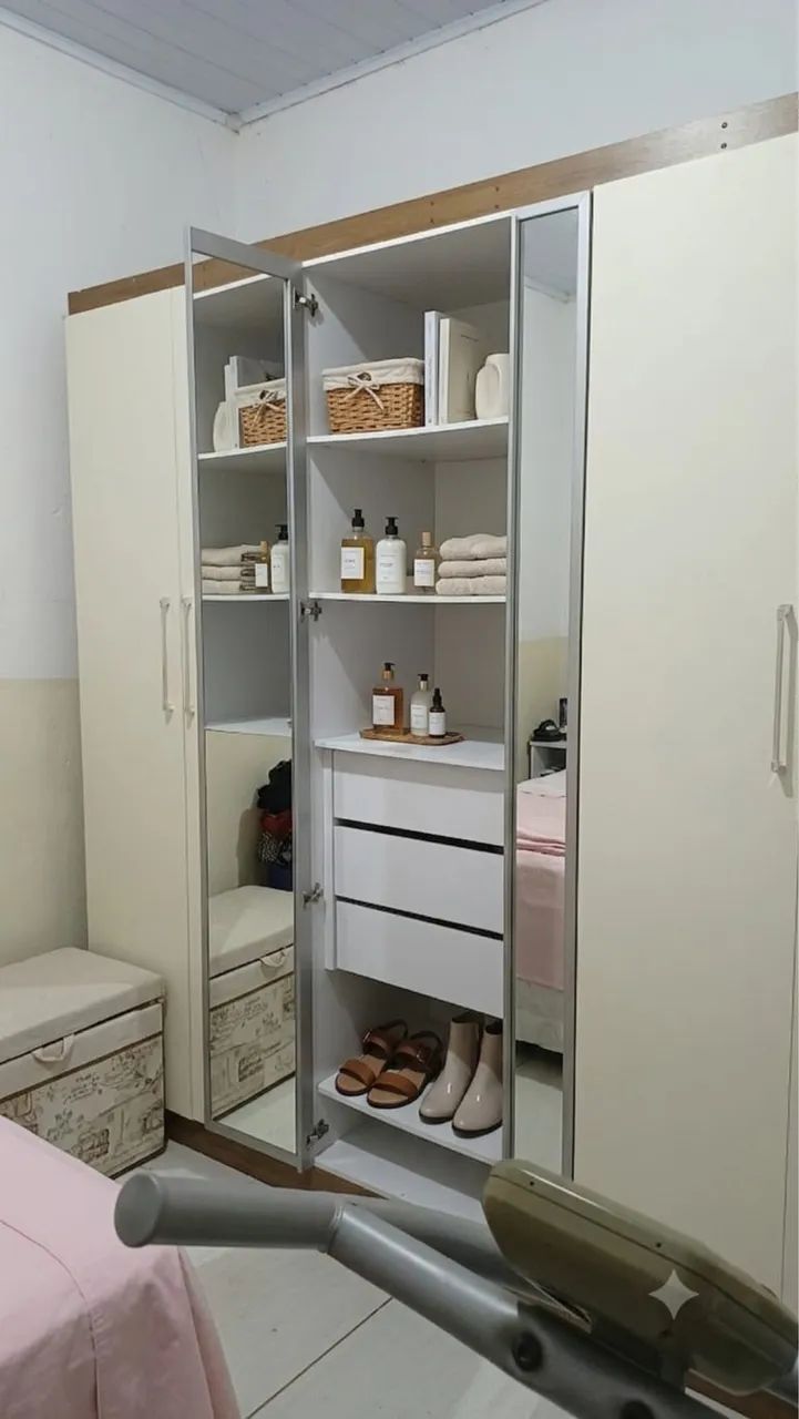 Guarda roupa com espelho grande